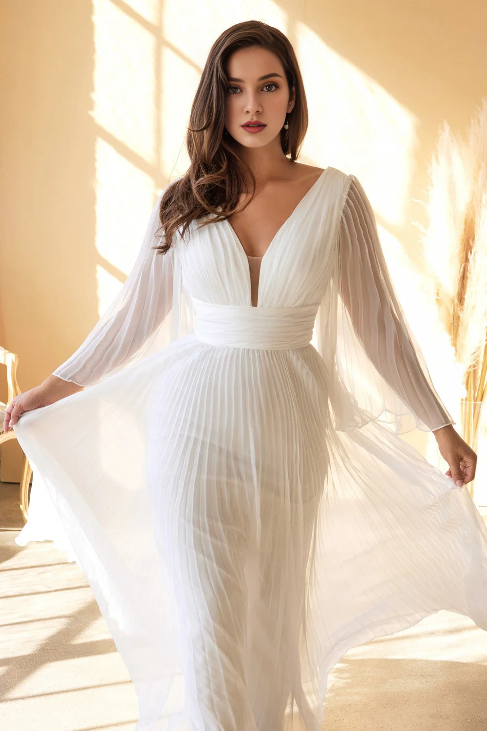 Abito da sposa bianco sporco con maniche lunghe svasate e stropicciate